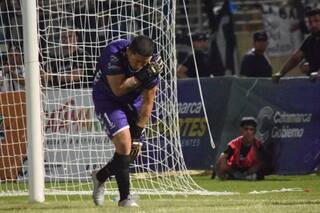 Increíble: atajó dos penales "con el hombro en la mano" y le dio a su equipo el título de campeón