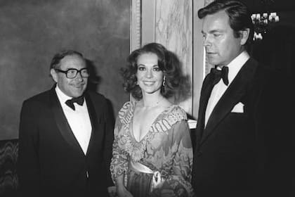 El dramaturgo estadounidense Tennessee Williams, junto a los actores Natalie Wood y Robert Wagner (derecha), en la ceremonia de clausura del 30º Festival de Cine de Cannes, el 28 de mayo de 1976