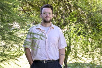 El dramaturgo Mariano Tenconi Blanco, autor de Las cautivas, La mujer fantasma y tantas otras obras en las que el universo femenino es protagonista; "La posibilidad de inventar un mundo mejor estaba asociada a las mujeres", recuerda acerca de su infancia