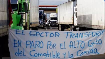 El drástico encarecimiento de los combustibles llevó al sector de los transportistas a secundar las protestas