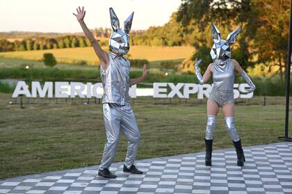 El dress code plateado le imprimió glamour a la fiesta.