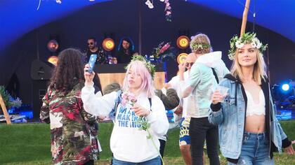 El dresscode indica prendas blancas y coronas de flores que se registran en selfies