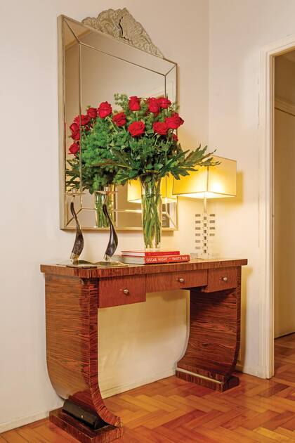 El dressoire art deco de 1940,
comprado en San Telmo, y el espejo
veneciano, son el marco perfecto para las
rosas.