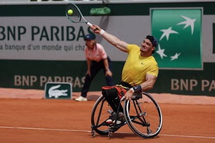 El drive de Gusti Fernández durante su éxito en Roland Garros