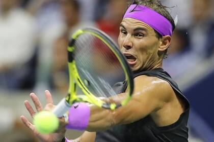 El drive de Nadal en acción; el español ganó en tres sets y llegó a su tercera final de Grand Slam en el año.