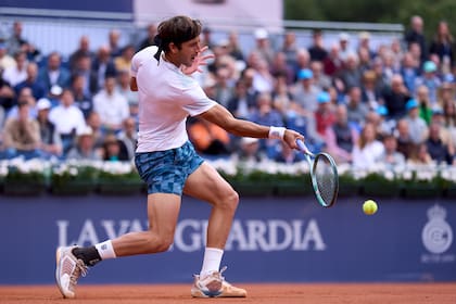 El drive de Tomás Etcheverry durante su éxito ante Brandon Nakashima en el Real Club de Tenis Barcelona