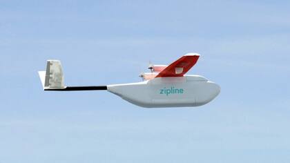El drone de Zipline logró desplegar su servicio de delivery de provisiones críticas en Ruanda, mientras en Estados Unidos se debate su regulación