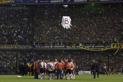 El drone, sobre los jugadores de River