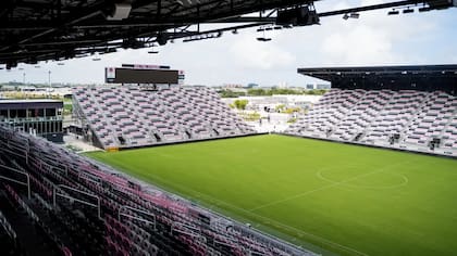 El DRV PNK Stadium, que Inter Miami posee en Fort Lauderdale con 19.100 espectadores de capacidad; la Major League Soccer obligó a la nueva franquicia a construir un escenario en el centro de una localidad.