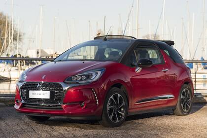 El DS3 So Chic Cabrio tiene el propulsor tricilíndrico 1.2 L Pure Tech de 110 CV, que fue elegido como el Mejor Motor del Año 2018 de 1.0 ?a 1.4 L