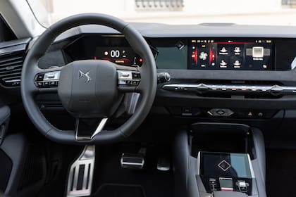 El DS4 ofrece un interior digital, fluido y ergonómico con una integración intuitiva de cada elemento, tanto por su función como por su estilo.