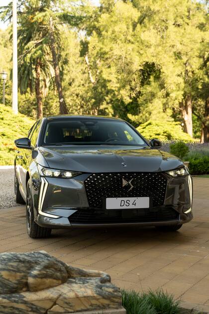 El DS4 tiene un ancho de 1,83 metros, que lo convierte en un referente dentro de su segmento, una longitud de 4,40 metros y una altura de techo de 1,47 metros.