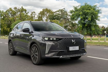 El DS7 E-TENSE entrega una potencia combinada de 300 CV y 520 Nm de par