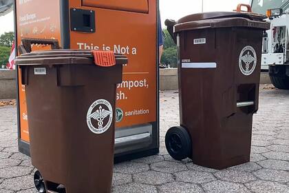 El DSNY reparte recipientes marrones en eventos comunitarios