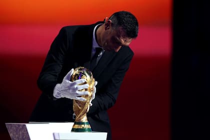 El DT argentino Lionel Scaloni presentó la Copa del Mundo, en la que se consagró en Qatar 2022
