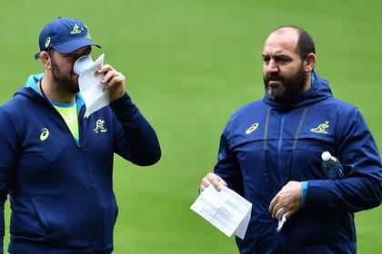 El DT Cheika con Mario Ledesma, en el entrenamiento de Australia