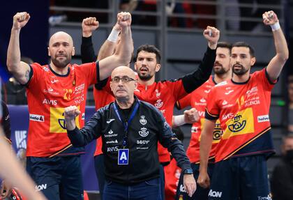 El DT de España, Jordi Ribera, festeja con sus dirigidos la clasificación a la semifinal del Mundial