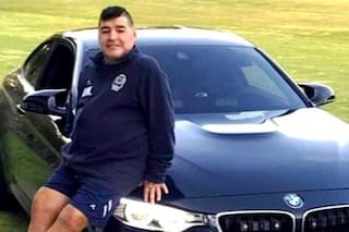 Diego Maradona estrenó auto nuevo con luces y sirena de policía