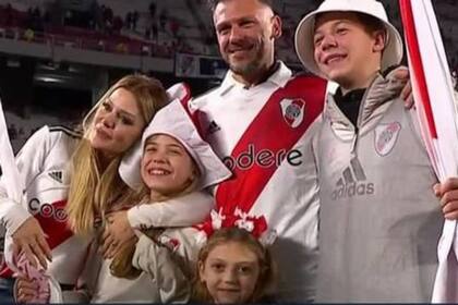 El DT de River, Martín Demichelis, festejó en familia el campeonato obtenido por sus dirigidos
