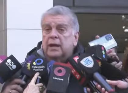 El DT del Club Atlético Victoriano Arenase recibió un golpe en la cabeza en medio de una violenta pelea dentro del campo de juego de Central Ballester
