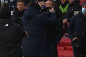 El DT del Metz atacó al director deportivo del Lille y le sacaron roja