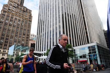 El DT del seleccionado argentino, Alejandro Sabella, pasea por las calles de Manhattan, el 6 de junio de 2012