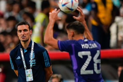 El DT Lionel Scaloni durante el amistoso de la selección argentina ante Emiratos Árabes, en Abu Dhabi