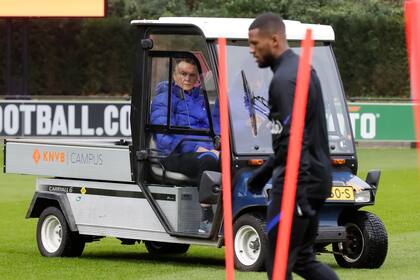 El DT Louis van Gaal, en un carrito de golf, durante el entrenamiento del seleccionado neerlandés. 