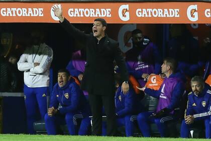 El DT Sebastián Battaglia siguió el partido con intensidad, y algunos nervios en el final