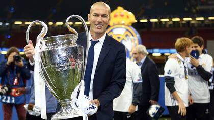 Zidane posa con la primera Champions League que ganó con Real Madrid de las tres que levantó de forma consecutiva