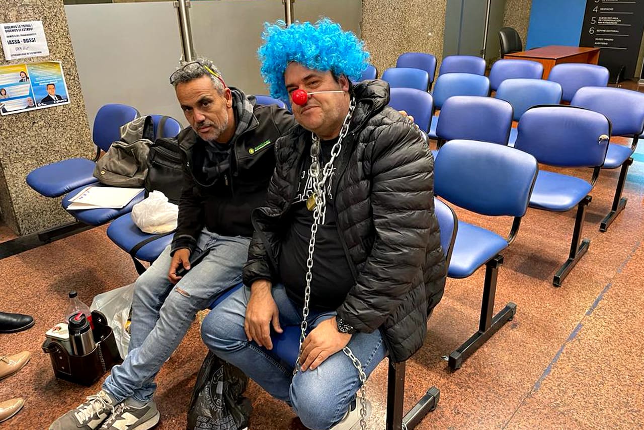 Disfrazado de payaso, un empresario se encadenó en un ...