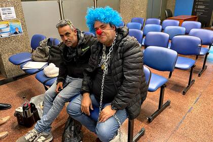 El dueño de Aerogálvez, Ariel Pérez, y un colega en la Secretaría de Comercio, ayer al mediodía