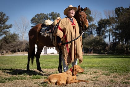 El dueño de casa usa poncho tucumano.