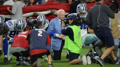 Jerry Jones se arrodilló junto a sus jugadores antes del partido