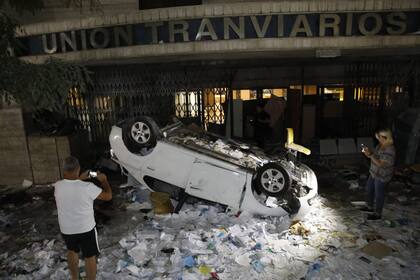 El dueño de un auto, lo encontró dado vuelta