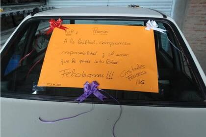 "Premio a la lealtad, compromiso, responsabilidad y al amor que le pones a tu labor", escribió Fonseca en un cartel que colocó encima del auto recién comprado para su empleado de 27 años