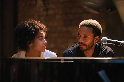 El dueño del club (André Holland), un pianista áspero y vulnerable, recibe la visita de su hija (Amandla Stenberg) en tiempos duros