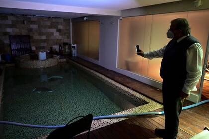 El dueño del Kenton Palace Hotel, ilumina la piscina cerrada