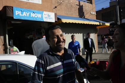 El dueño del local que vendió el ticket ganador de la lotería Powerball, Nabor Herrera, da entrevistas a los medios