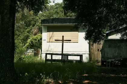 El dueño demandó a un residente por negarse a andar desnudo y alegó que su orden religiosa lo eximía de impuestos