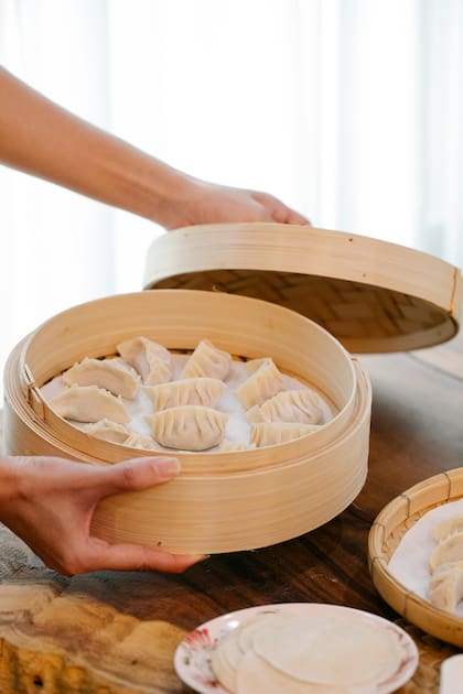 El dumpling es un tipo de bocado relleno el cual se cocina al vapor o directamente en una sartén