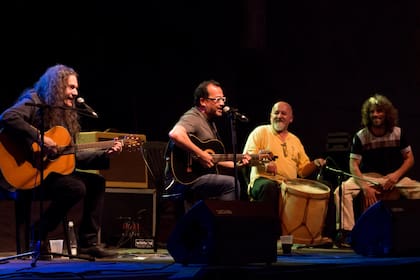 El dúo mendocino Orozco-Barrientos, en el festivo cierre del mercado, compartiendo con músicos locales como Pichu Piccioni y Eduardo Bavorosky
