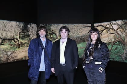 El dúo Mondongo con el coleccionista y dueño de Arthaus, Andrés Buhar