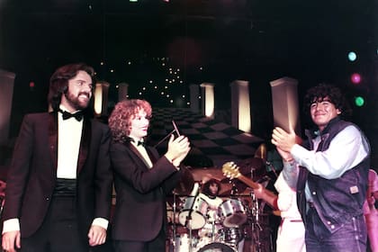 El dúo Pimpinela en el escenario del Estadio Obras junto con Diego Maradona durante la segunda fecha de su concierto, en octubre de 1983