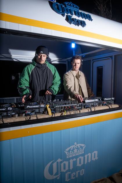 El dúo This and That en la cabina.