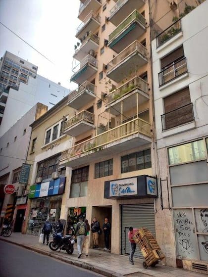 El dúplex cuenta con un balcón terraza, distribución en dos niveles y espacios luminosos