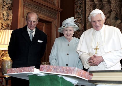El duque de Edimburgo observa mientras la reina Isabel II de Inglaterra y el papa Benedicto XVI intercambian regalos durante su encuentro en el Palacio de Holyrood House en Edimburgo, Reino Unido, el 16 de septiembre de 2010