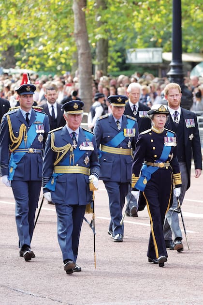 El duque de Gloucester camina un paso detrás, entre el rey Carlos III y la princesa real Ana, en Londres, durante el funeral de la Reina. Los príncipes William y Harry, en los extremos del cortejo.