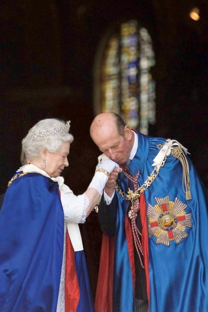 El duque de Kent besa la mano de su prima la Reina después del servicio de la Orden de San Miguel y San Jorge en la Catedral de St. Paul en Londres, el 16 de julio de 2008.