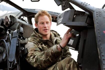 El duque de Sussex se prepara para pilotear un helicóptero